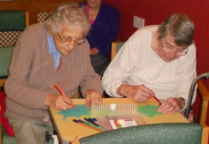 colouring holly leaves