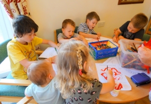 The children help to make place mats