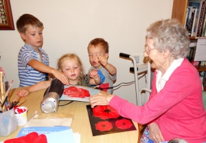 Rosa and the children laminate the placemats